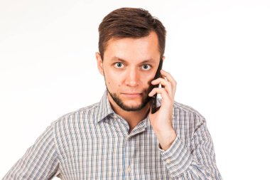 Sakallı adam telefonda konuşuyor. Farklı duyguları ile poz. Konuşma simülasyonu. İzole resmi beyaz arka plan için. Bir gömlek giymiş 