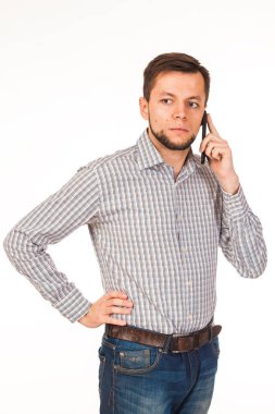 Sakallı adam telefonda konuşuyor. Farklı duyguları ile poz. Konuşma simülasyonu. İzole resmi beyaz arka plan için. Bir gömlek giymiş 