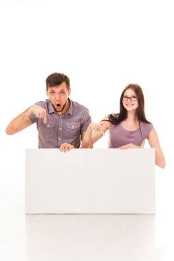 Bir adam ve bir kız beyaz bir işareti, ellerinde bir işareti ile poz. İzole görüntü. Reklam, logo, metin için. Duygusal fotoğraf. Aktör oynuyor. Karizmatik modelleri
