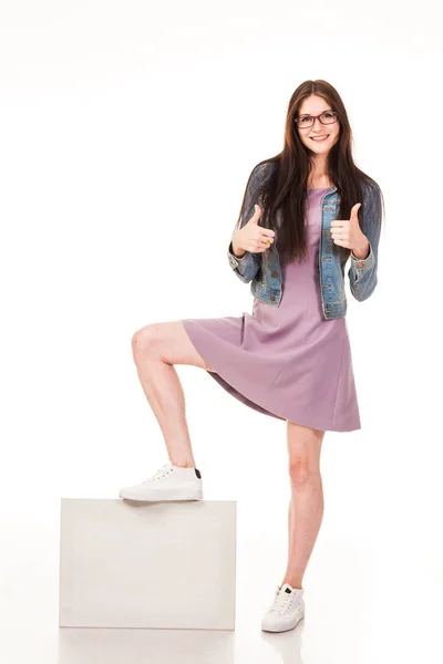 Krásná Mladá Dívka Pózuje Bílým Pozadím Pro Účtování Reklama Logo — Stock fotografie