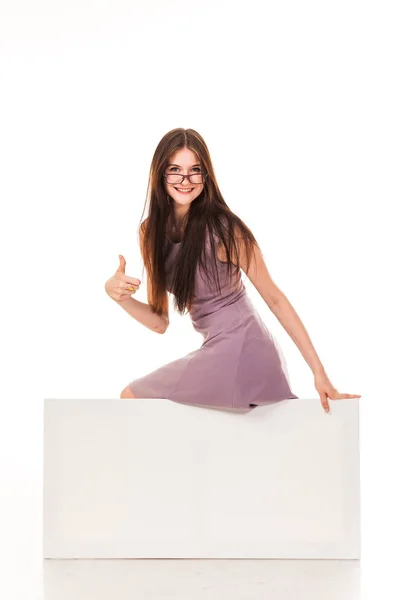 Krásná Mladá Dívka Pózuje Bílým Pozadím Pro Účtování Reklama Logo — Stock fotografie