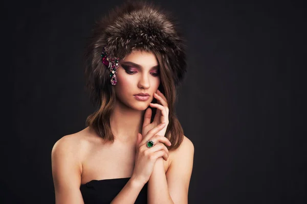 Retrato de una hermosa chica con gorra de zorro negro — Foto de Stock