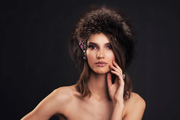 Retrato de una hermosa chica con gorra de zorro negro — Foto de Stock