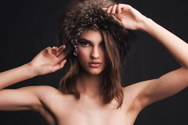 Retrato de una hermosa chica con gorra de zorro negro — Foto de Stock