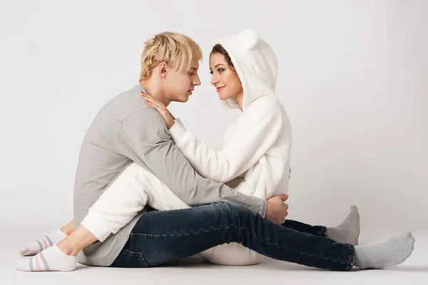 Amoureux, heureux mec et fille le jour de la Saint Valentin — Photo