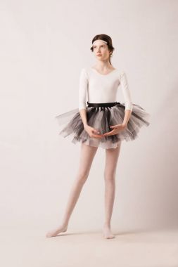 Bale beyaz arka plan ile hafif giyim kız