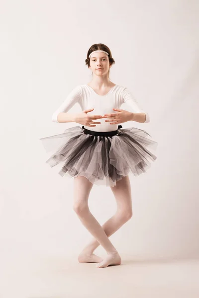 女孩在轻便的服装跳芭蕾舞与白色背景 — 图库照片