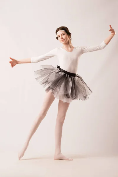 Κοπέλα χορεύει μπαλέτο με λευκό φόντο σε ελαφριά ρούχα — Φωτογραφία Αρχείου