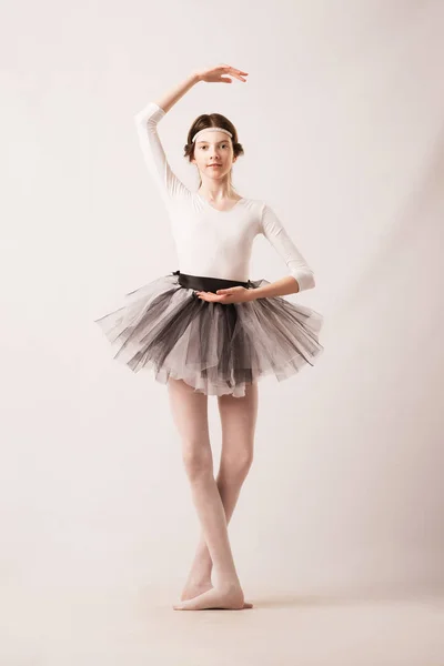 Flicka dansa balett med vit bakgrund i lätta kläder — Stockfoto