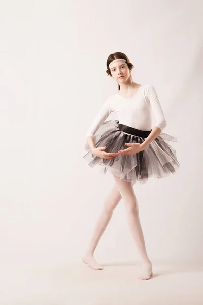 Κοπέλα χορεύει μπαλέτο με λευκό φόντο σε ελαφριά ρούχα — Φωτογραφία Αρχείου