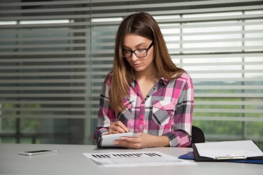 Genç Bayan iş yaptığı