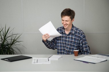 çalışan kolay görevden üstlerine sahiptir