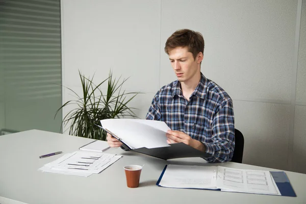 Giovane Uomo Affari Seduto Alla Scrivania Ufficio Lavoro — Foto Stock