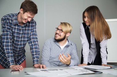 Junior hesap yöneticisi bu görevi gülüyor ve bu konuda arkadaşları söyler