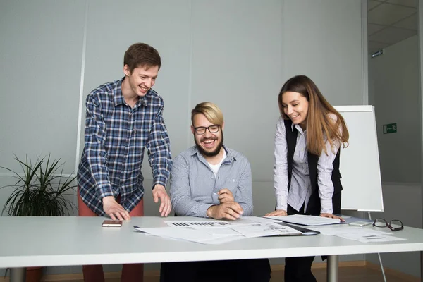 Jóvenes empresarios contentos con un nuevo contrato — Foto de Stock