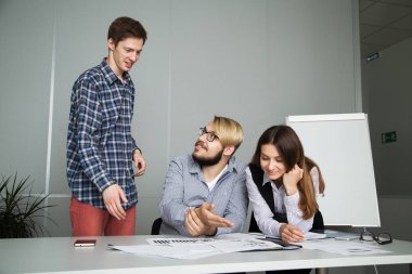 3 kişi konuşmak, ofis, iş ve şirket, gülümseme ve işaret evrak konuları