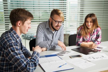 3 kişi konuşmak, ofis, iş ve şirket, gülümseme ve işaret evrak konuları