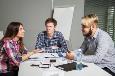3 kişi konuşmak, ofis, iş ve şirket, gülümseme ve işaret evrak konuları