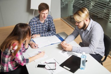 3 kişi konuşmak, ofis, iş ve şirket, gülümseme ve işaret evrak konuları