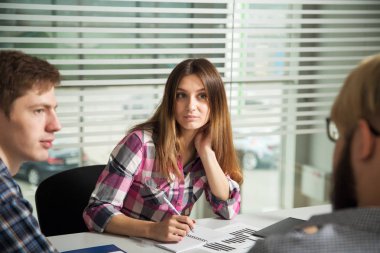 3 kişi konuşmak, ofis, iş ve şirket, gülümseme ve işaret evrak konuları