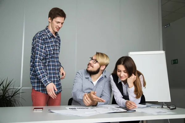 3 kişi konuşmak, ofis, iş ve şirket, gülümseme ve işaret evrak konuları