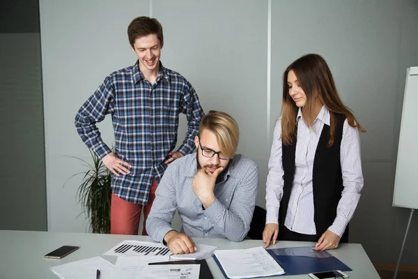 Personas Trabajan Oficina Hablan Abordan Los Problemas Empresa Sonríen Firman — Foto de Stock