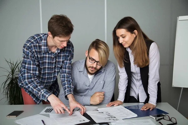 Mitarbeiter zeigt die wichtigsten Ergebnisse im letzten Quartal — Stockfoto