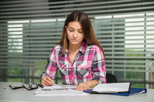 Geschäftsfrau führt Verkaufsanalyse durch — Stockfoto