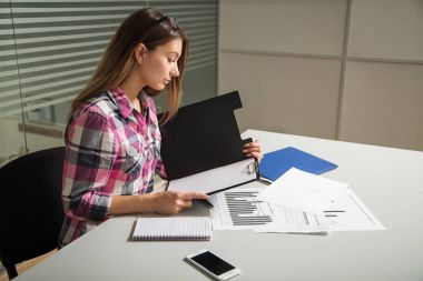 iş kadını dikkatle okuyan yeni belgeler