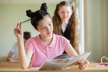 Kızlar iş düşünüyor