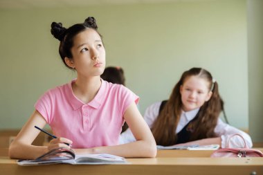 Öğrenci düşünüyor çalışmaları hakkında