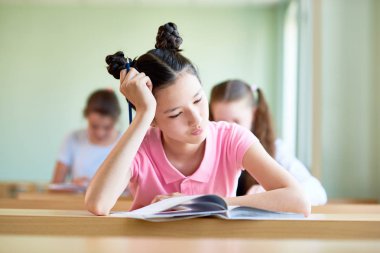 Kız hakkında örnek düşünüyor