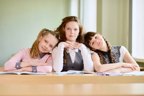 Las chicas se preparan para la lección. — Foto de Stock