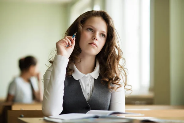 Schoolmeisje wachten op het begin van de les — Stockfoto