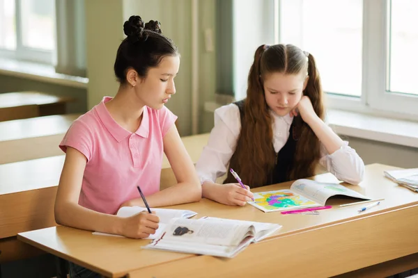 Kız öğrenci ders üzerinde