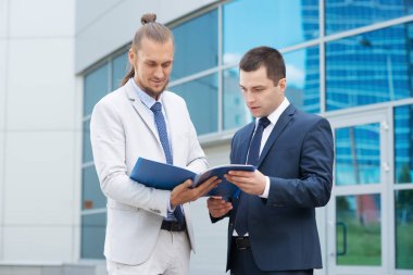 bir takım elbise ofis etrafında bir işadamı
