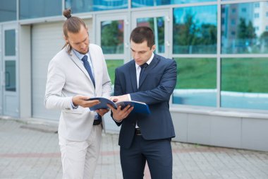 bir takım elbise ofis etrafında bir işadamı