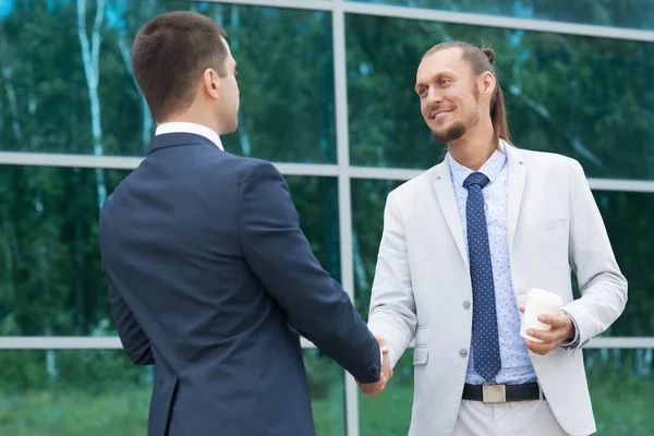 Empresário Conheceu Seu Parceiro Homem Aperta Mãos Com Outro Homem — Fotografia de Stock