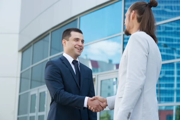 Two Businessmen Shaking Hands Men Look Each Other Eyes Shake — Stock Photo, Image
