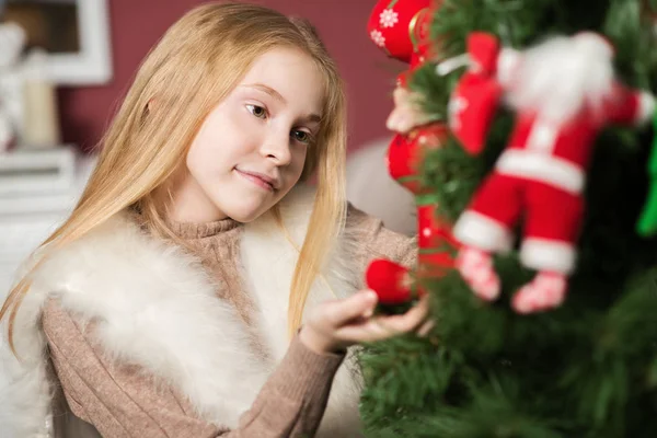 Hermosa Chica Navidad Abrazando Juguete Sentado Una Silla Blanca Cerca —  Fotos de Stock