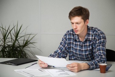 belgeleri eğitim girişimci bir masada oturan rahat kıyafetler