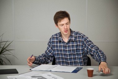 belgeleri eğitim girişimci bir masada oturan rahat kıyafetler