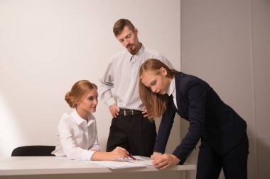 projeyi tartışmak üzere Office iş takım