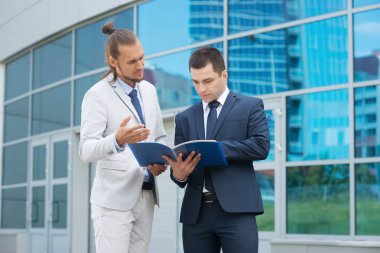 bir takım elbise ofis etrafında bir işadamı