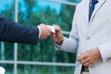bir takım elbise ofis etrafında bir işadamı