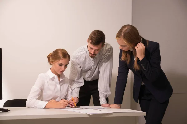 Equipo de negocios en la oficina para discutir el proyecto — Foto de Stock