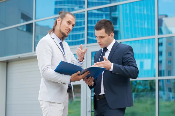 bir takım elbise ofis etrafında bir işadamı