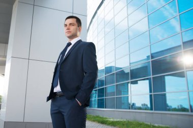 bir takım elbise ofis etrafında bir işadamı