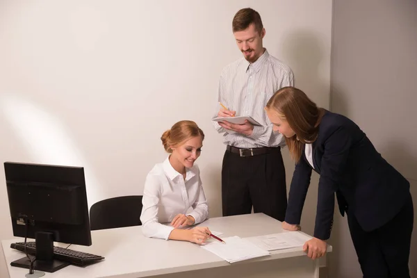 Equipo de negocios en la oficina para discutir el proyecto — Foto de Stock