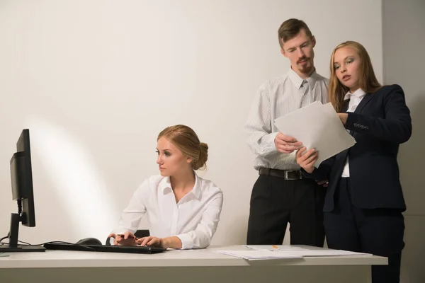 3 people work in the office — Stock Photo, Image